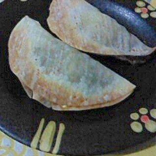 餃子の皮でピリ辛納豆チーズせんべいもどき